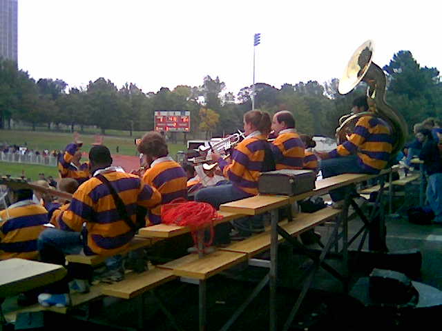 Zápas v americkém fotbale, tato kapela podporuje domácí