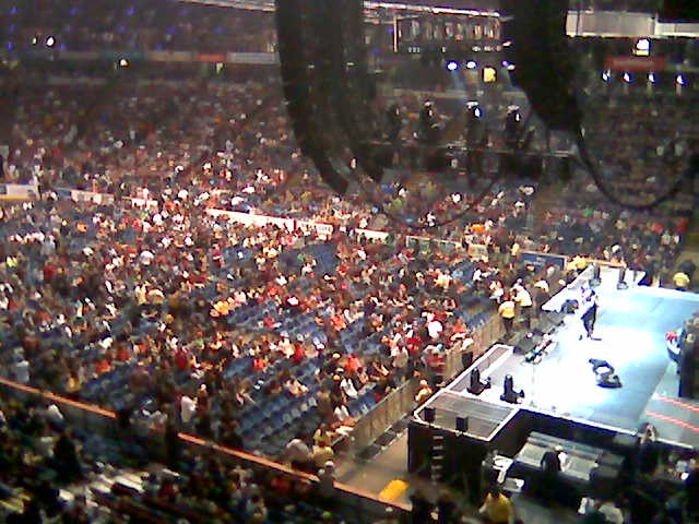 Koncert RHCP, židle jsou všude:-/