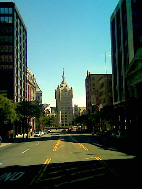 SUNY HQ pohled z města