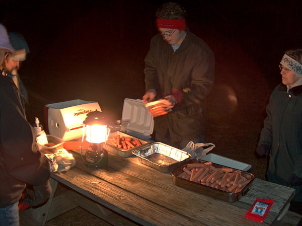 Příprava hot dogů (čte se hÁt dÁk)...