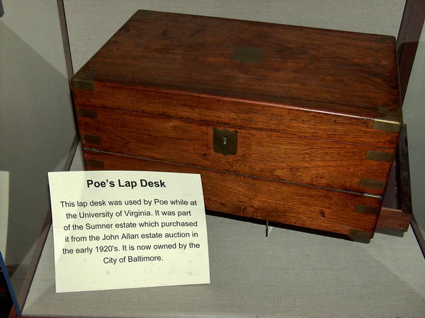 Poeova psací skíňka/podložka