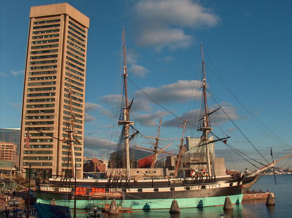 Pohled na válečnou plachetnici Constellation a World Trade Centre (tak se to jmenuje!)