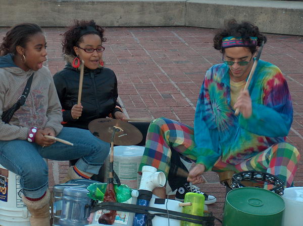 ...a hned se k němu přidaly dvě holky a začali společně jamovat