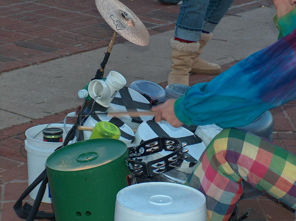 Bubeníkova souprava z kýblů, flašek a plechovek