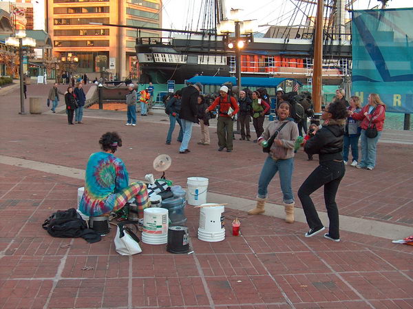 Holky se chopilly rumba-flašek a začly tancovat