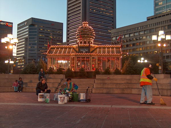 Později se přidal jiný týpek a jamovali spolu do rytmu metařům