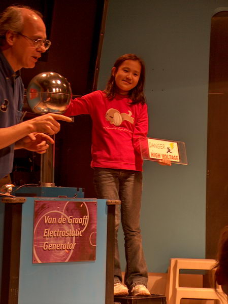 Holčička se zatím směje, Van der Graafův generátor se zahřívá...