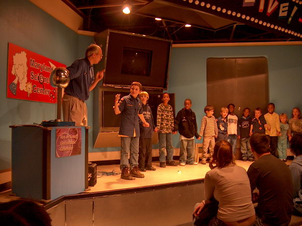 Děti zkoušejí, jak jsou vodivé