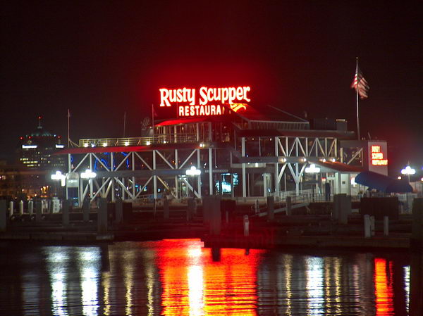 Restaurace u přívozu v noci