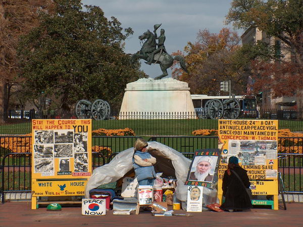 Hlídka antinukleárních demonstrantů, zdraví jí železný generál