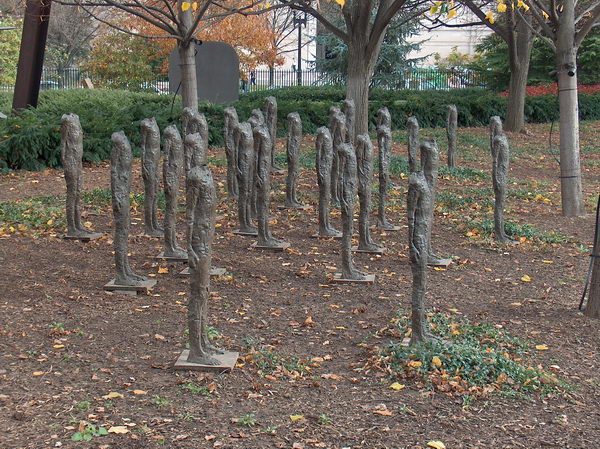 Zástup bezhlavých (asi umění?)