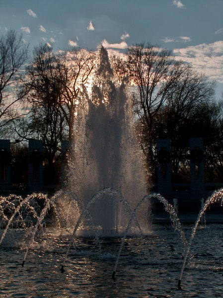 Slunce skrz fontánu