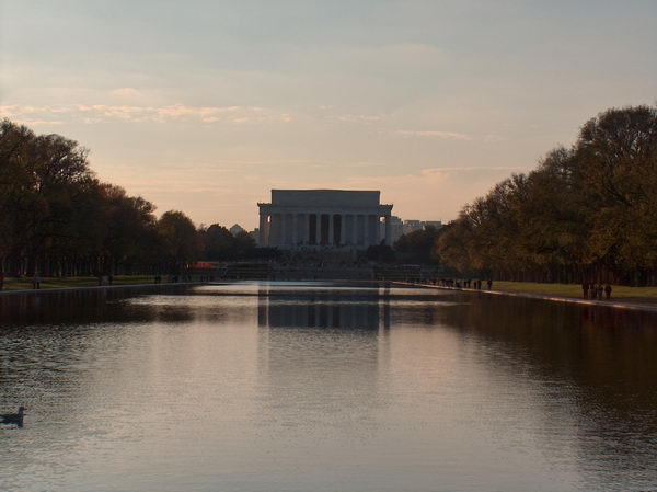 Abeho pomník za Reflecting Pools