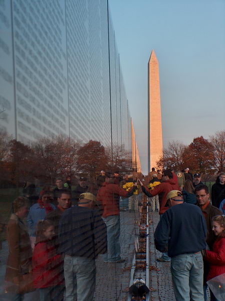 Pomník vojákům ve Vietnamu je černá lesklá zeď se jmény všech padlých