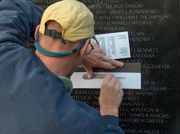 Pokud tam najdete nějakého svého předka, můžete si jeho jméno obkreslit na pamětní kartičku