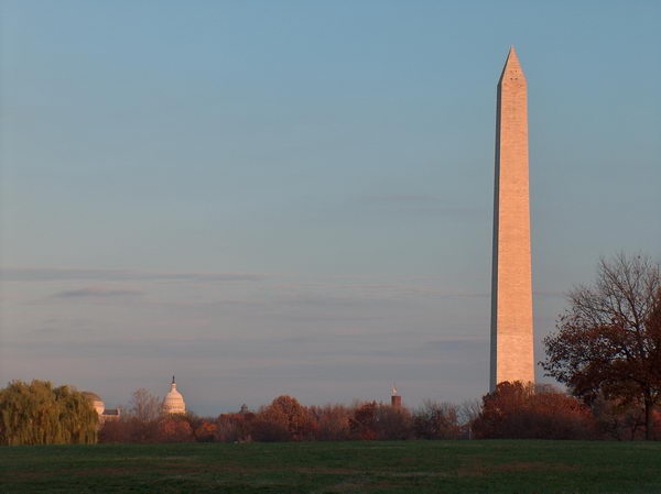 A ještě jeden pohled na Monument a střechu Kapitolu