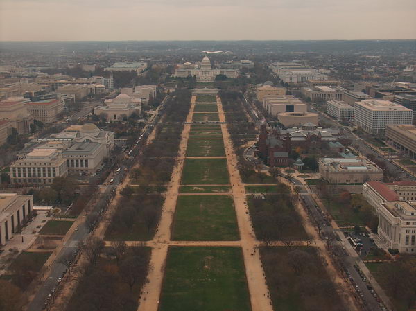 Mall - vzadu Capitol, po stranách muzea