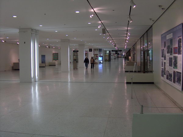 A pod tím náměstím z prvního obrázku je gigantický podzemní concourse, který byl ale v sobotu skoro úplně prázdný