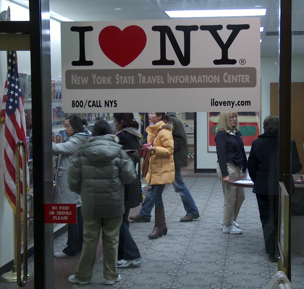 Turistická kancelář bylo jediné místo, kde byli nějaký lidi...