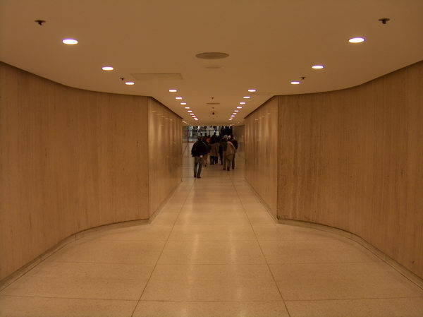 Vchod z povrchu není možný, musí se z concoursu podzemní chodbou:-)