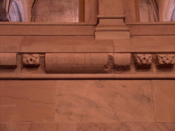 Tady je vidět, jak Teddy Roosevelt ukončil stavbu, i když dekorace ještě nebyly hotovy