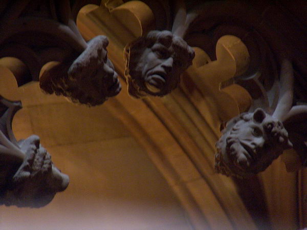 Detail: trochu morbidní hlavy...