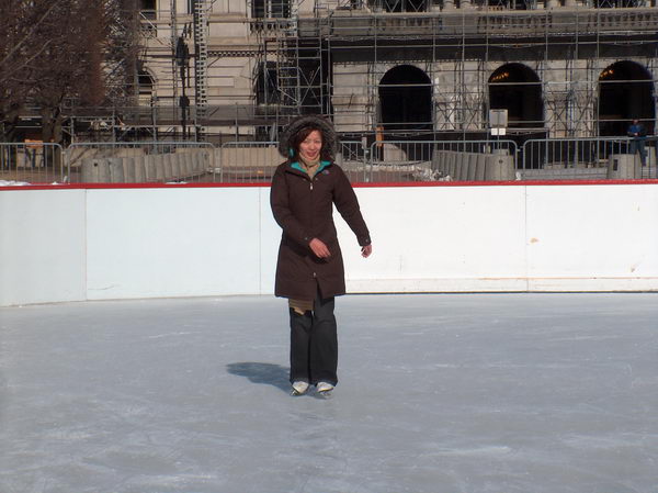 Bibi je zkušená bruslařka, právě se chystá na piruetu