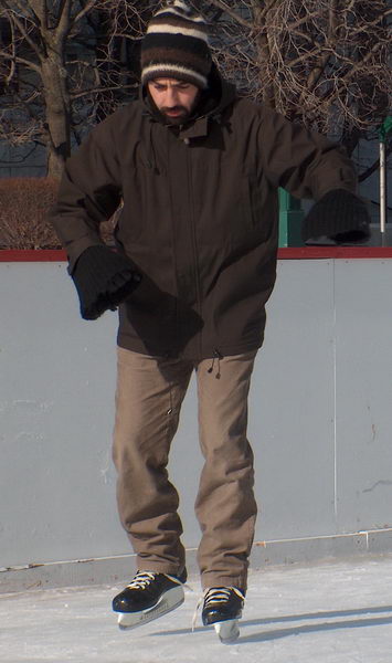 Onur taky bruslí poprvé, ale nebojí se trochu riskovat