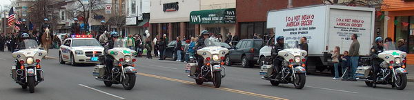 V čele průvodu jedou poliši na motorkách