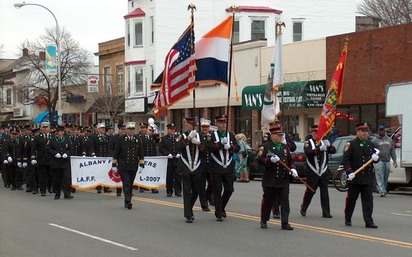 Vlajkama se tady nešetří...