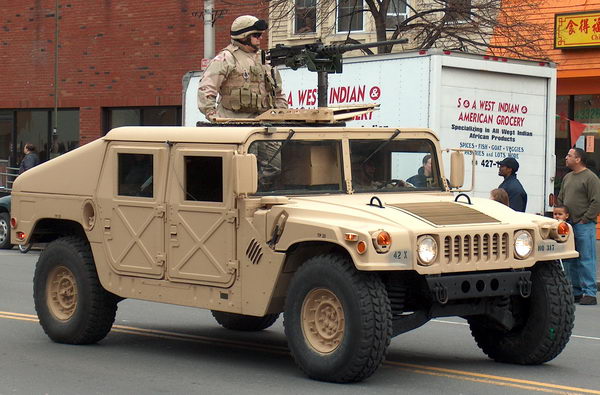 Hummer s kulasem na střeše...