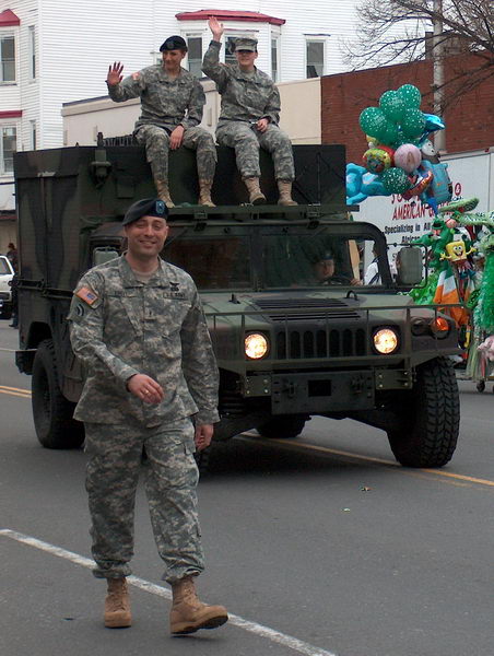 voják před Hummerem