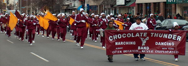 Čokoládový hrom:-) - pochodující a tancující banda celá z černochů