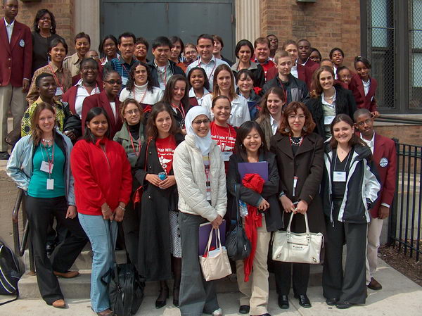 Gruppenfoto in front of the school