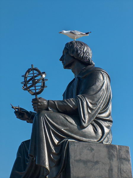 Copernicus in front of Adler's planetarium, guarded by a sea gull