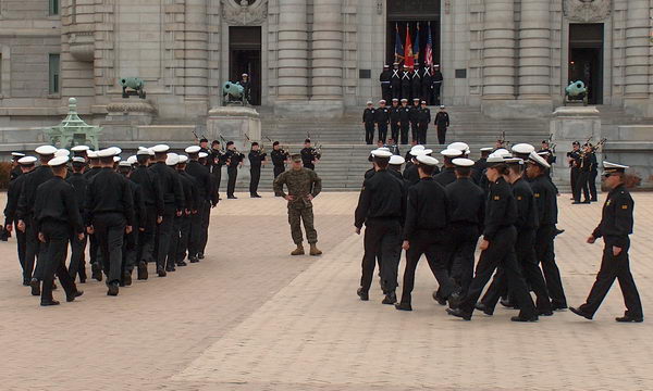 Ten týpek uprostřed je sleduje, jestli nedělají něco špatně (je to nácvik)
