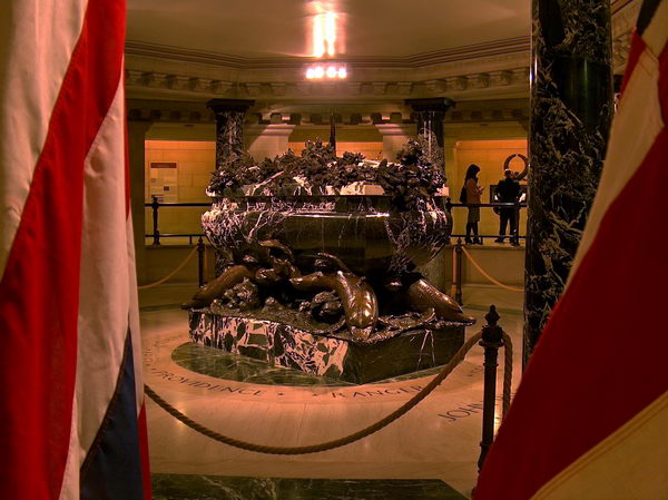 Hrob Johna Paula Jonese, původem Skota, prvního námořního hrdiny z doby Americké Revoluce