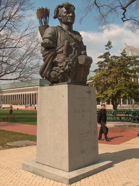 Bysta Tekumseha, každý rok bývá legračně pomalována při důležitých zápasech proti West Pointu