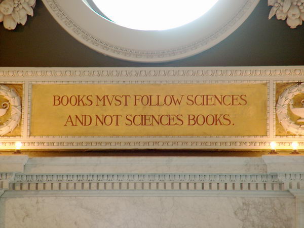 Moudré nápisy pod okny lemují celou místnost