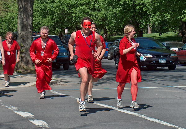 Cestou na fest kolem mě proběhlo asi sto lidí v červených šatech (ženských i chlapů), co to znamenalo jsem nezjistil.