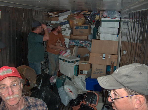 Při rvaní věcí do kontejneru je třeba využít každou skulinku...