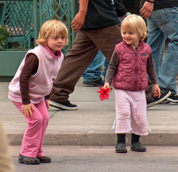 Kids at Venice Beach Promenade dancing while a guy on the street plays guitar and sings