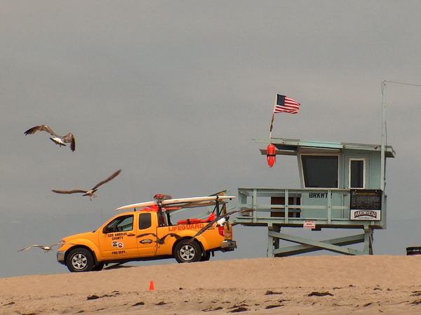 This one even has a car parked, let's wait for a while, maybe we'll spot...