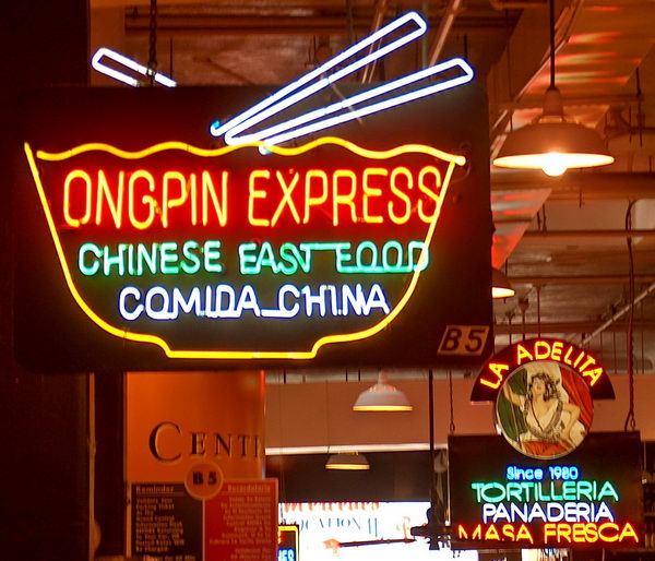 Chinese food = Comida China. You must be bilingual here or you lose half of customers