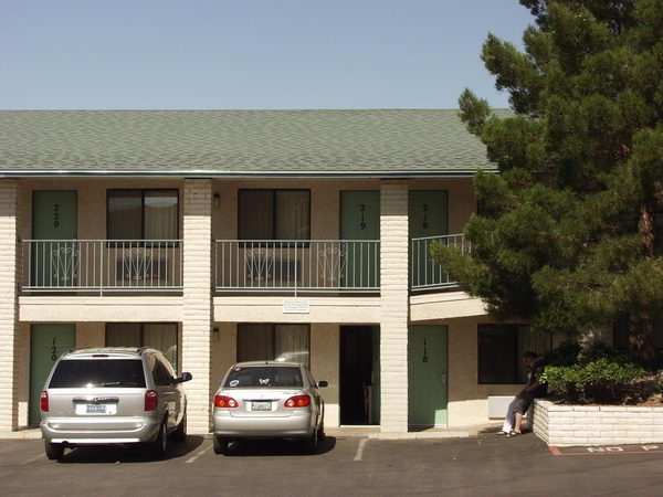 Morning next day in front of Motel 6 in Kingman