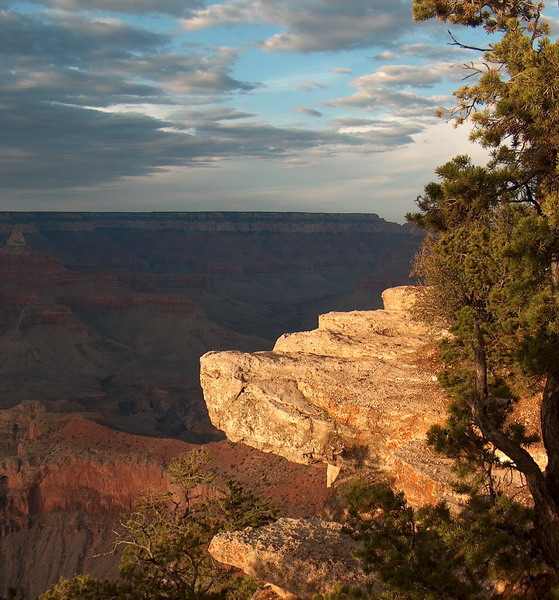 Warm light of setting sun illuminates the Canyopm
