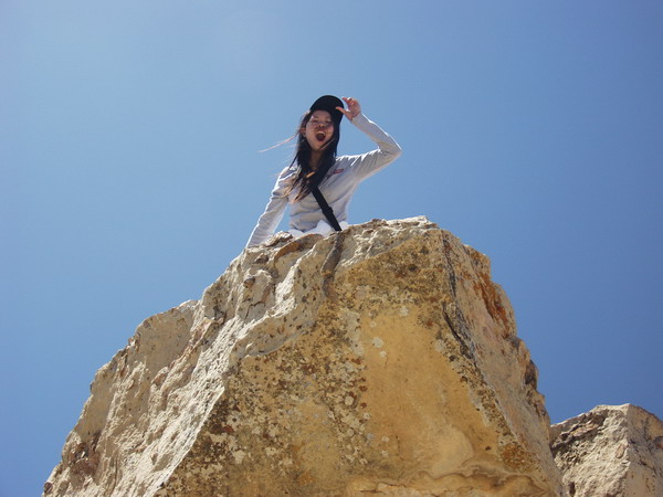 Jing yelling at Shoko: "Shoko, don't jump yet, your life is meaningful!"