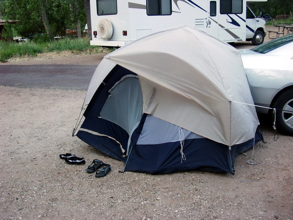 The campsite wasn't exactly comfy and it was very windy, so Shoko and Jing had to tie their tent to our car not to fly away:-)