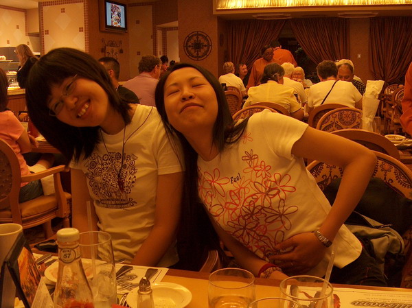 All you can eat lunch is our last stop before leaving Vegas. Could you imagine Jing, who weighs half of me, could actually eat double than me? Even physical laws do not seem to apply in Vegas...