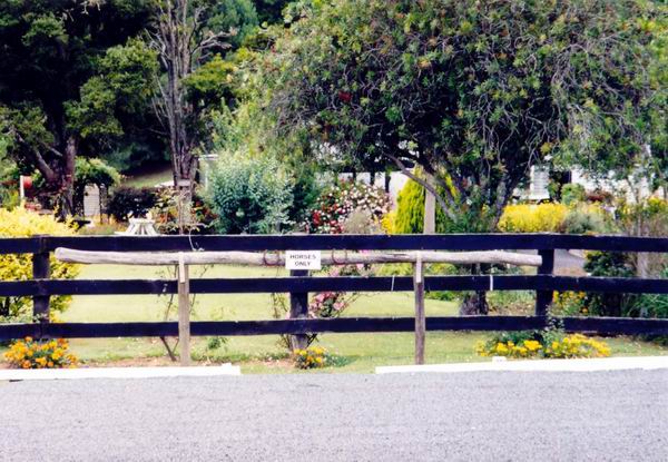 Místo na parkování - ale jenom koňů! (cedulka říká: Horses only)